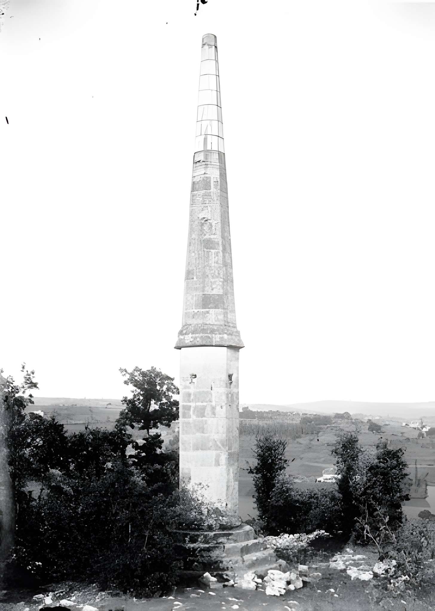 Obélisque du Cingle à Figeac