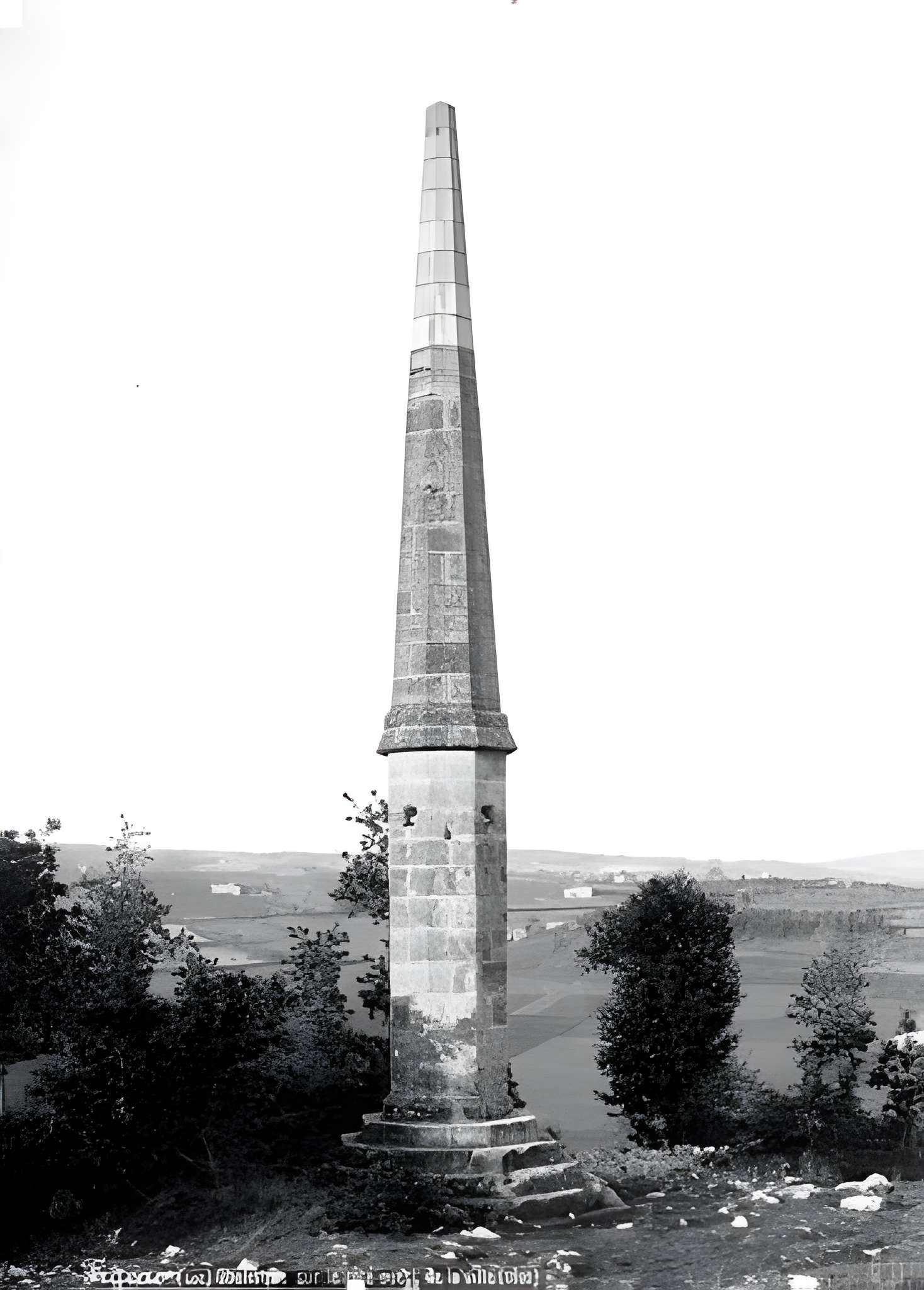 Obélisque du Cingle à Figeac