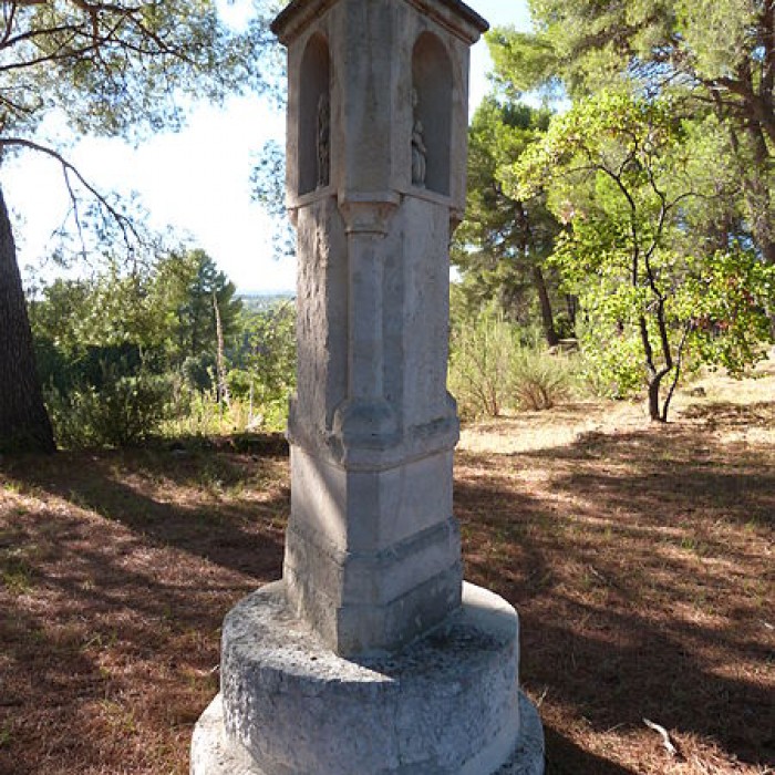 Photo de Oratoire triangulaire, dans le domaine de la Tour-du-Bon au Brulat