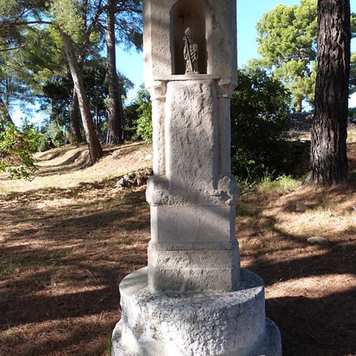 Photo de Oratoire triangulaire, dans le domaine de la Tour-du-Bon au Brulat