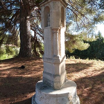 Oratoire triangulaire, dans le domaine de la Tour-du-Bon au Brulat