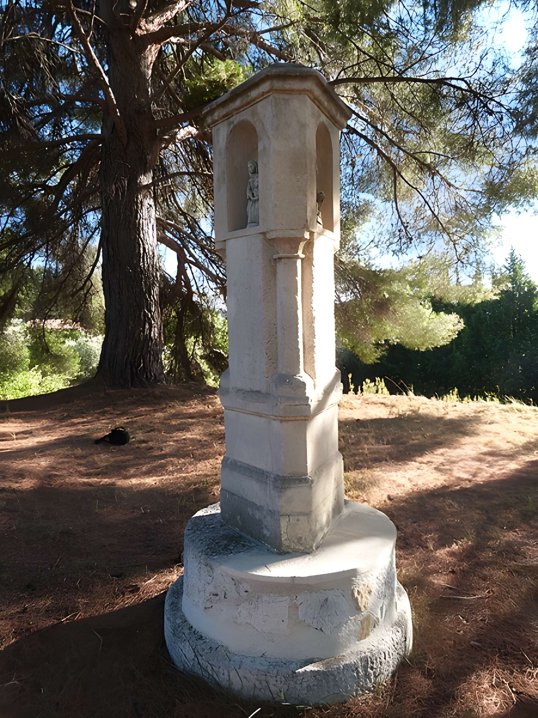 Oratoire triangulaire, dans le domaine de la Tour-du-Bon au Brulat