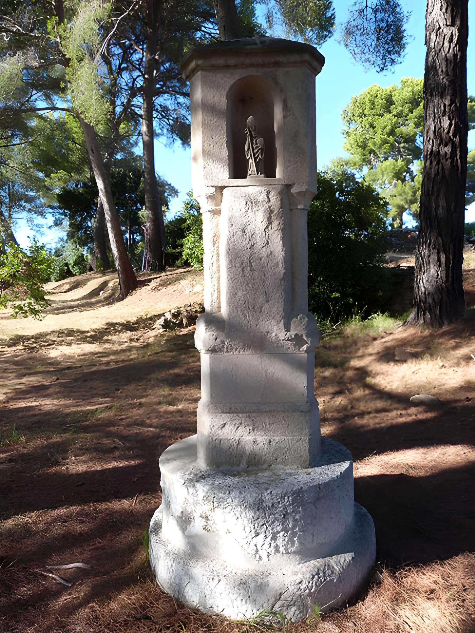 Oratoire triangulaire, dans le domaine de la Tour-du-Bon au Brulat