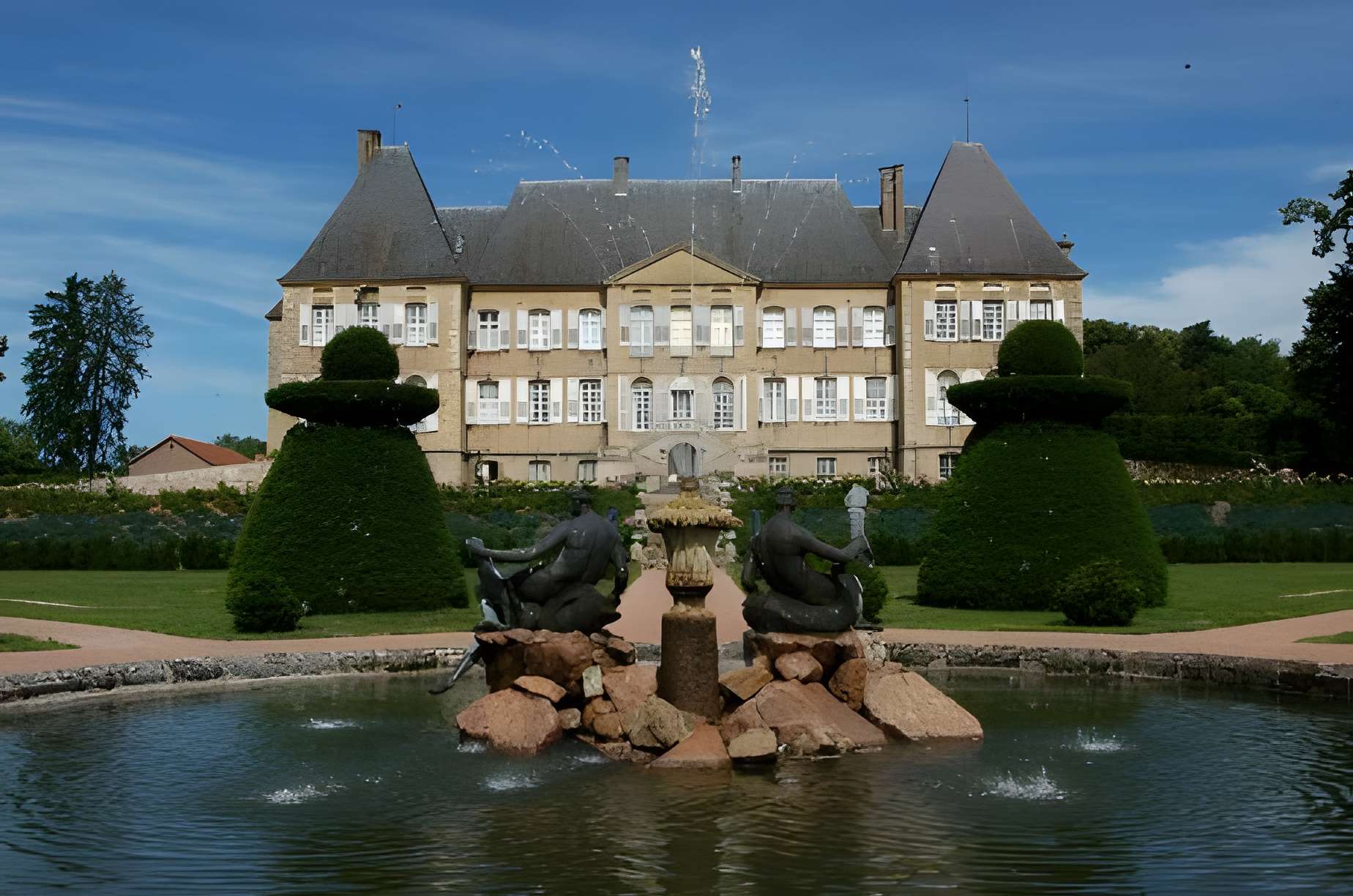 Château de Drée depuis la fontaine