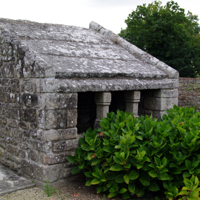 Photo de Ossuaire, adossé au mur du cimetière