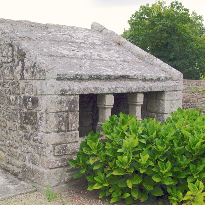 Photo de Ossuaire, adossé au mur du cimetière