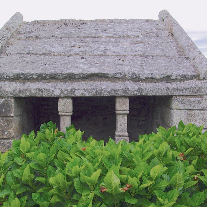 Photo de Ossuaire, adossé au mur du cimetière