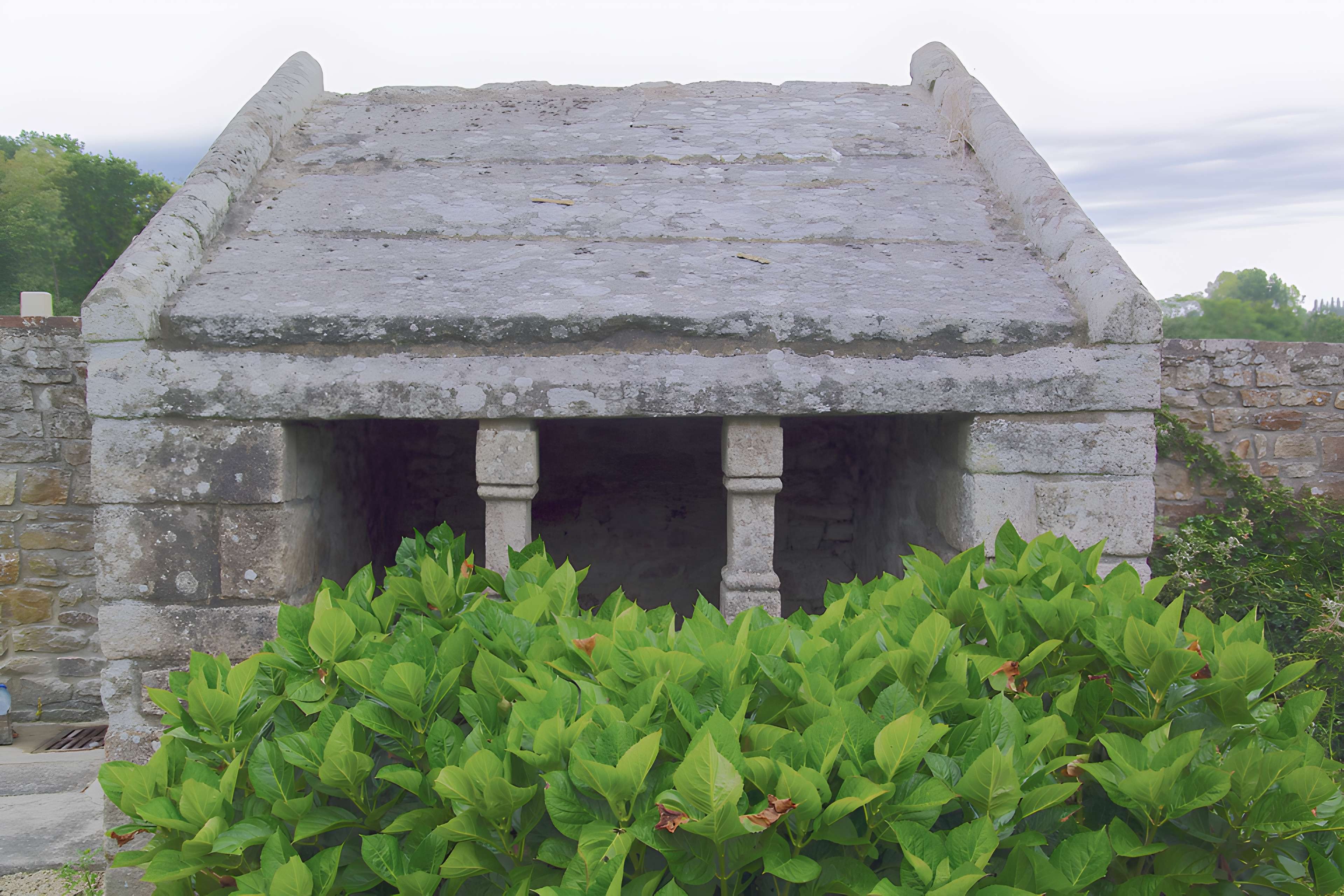 Ossuaire, adossé au mur du cimetière
