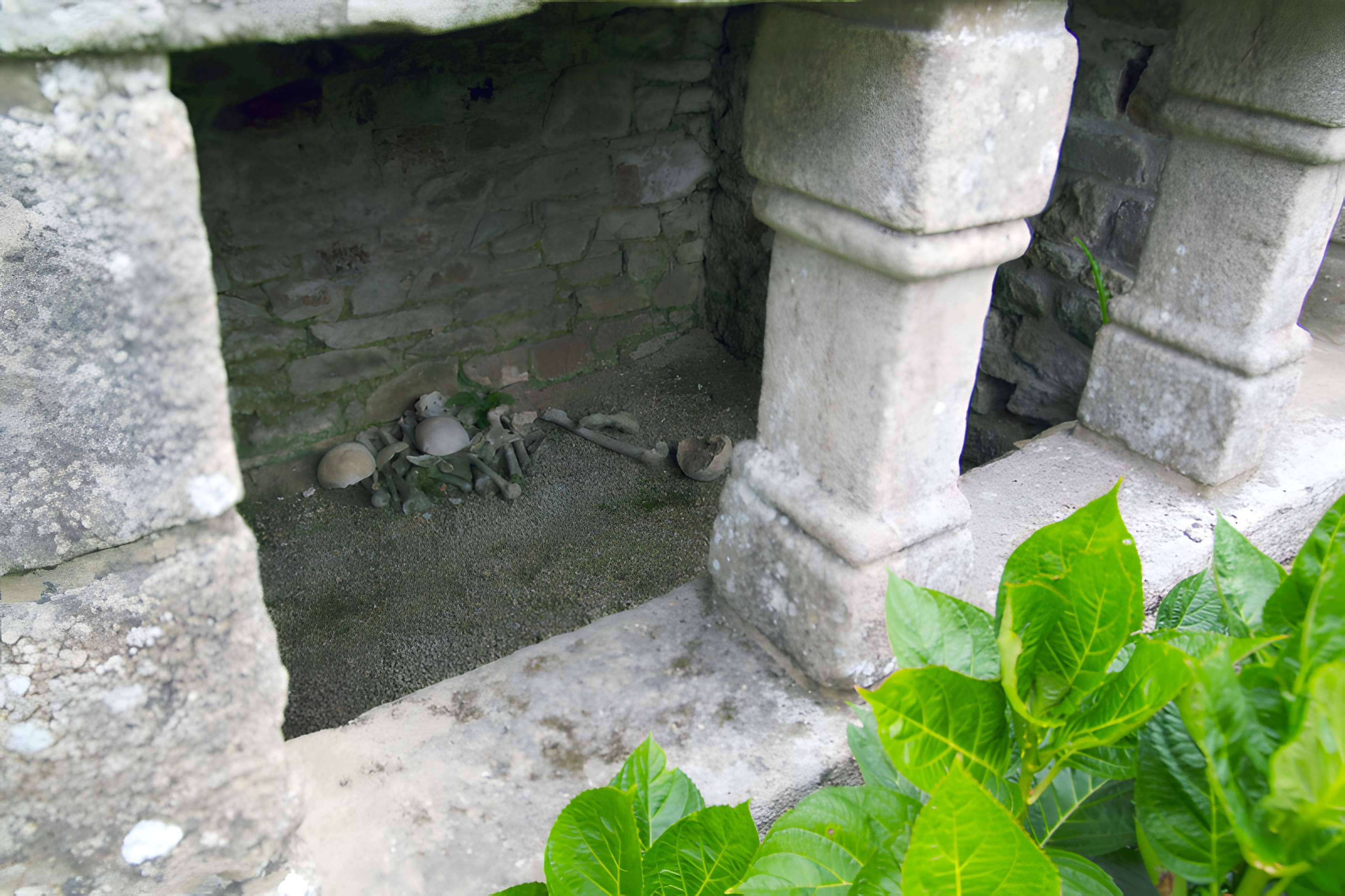 Ossuaire, adossé au mur du cimetière