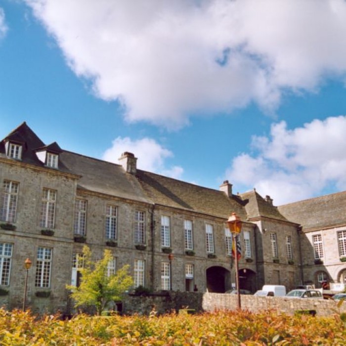 Photo de Ancien évêché, actuellement presbytère, mairie et hôtel de ville