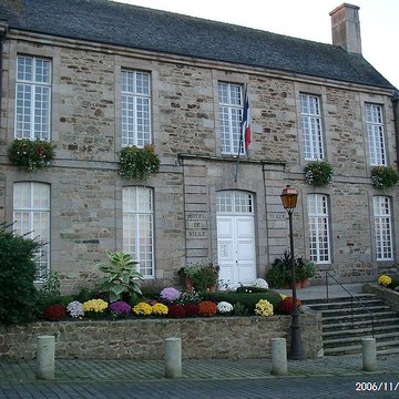 Ancien évêché, actuellement presbytère, mairie et hôtel de ville