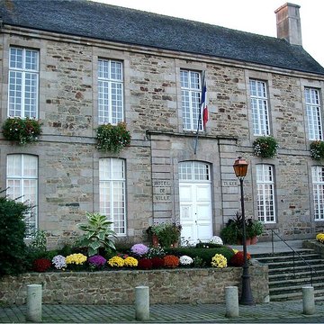 Ancien évêché, actuellement presbytère, mairie et hôtel de ville