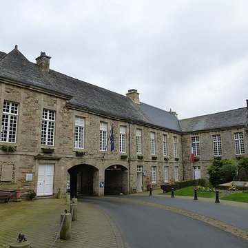 Ancien évêché, actuellement presbytère, mairie et hôtel de ville