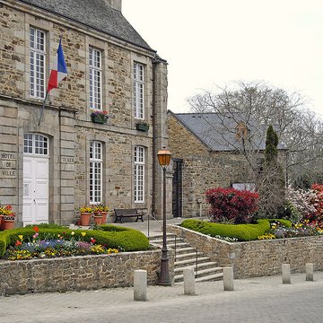 Ancien évêché, actuellement presbytère, mairie et hôtel de ville
