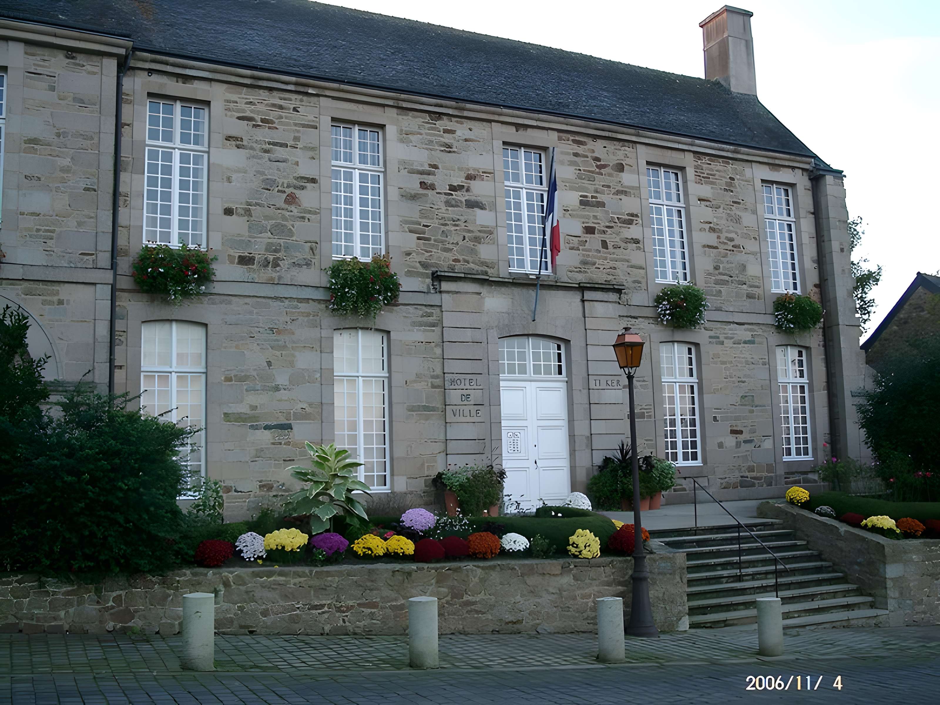 Ancien évêché, actuellement presbytère, mairie et hôtel de ville