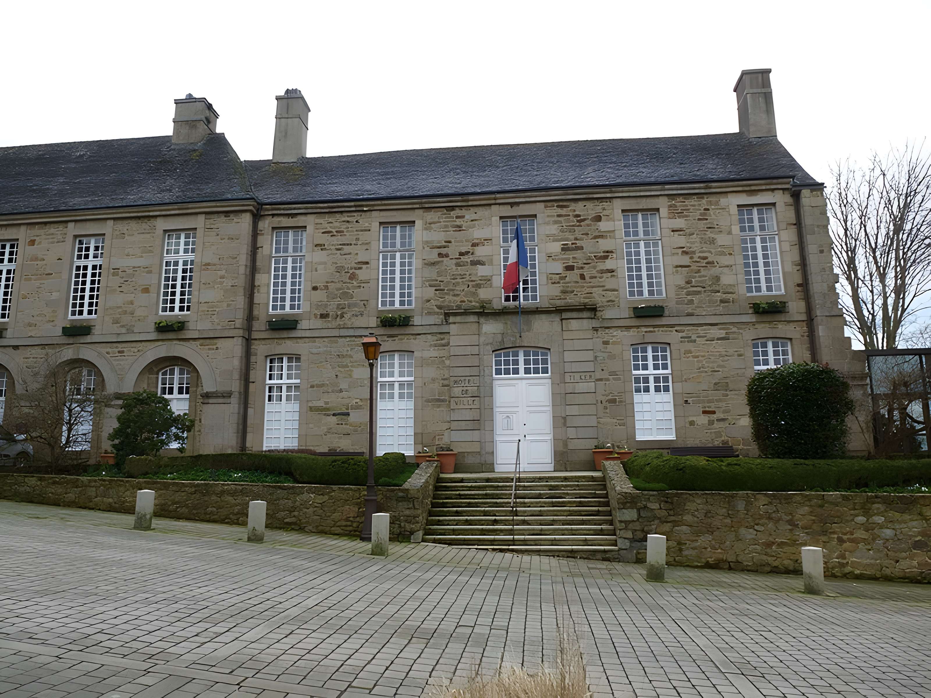 Ancien évêché, actuellement presbytère, mairie et hôtel de ville