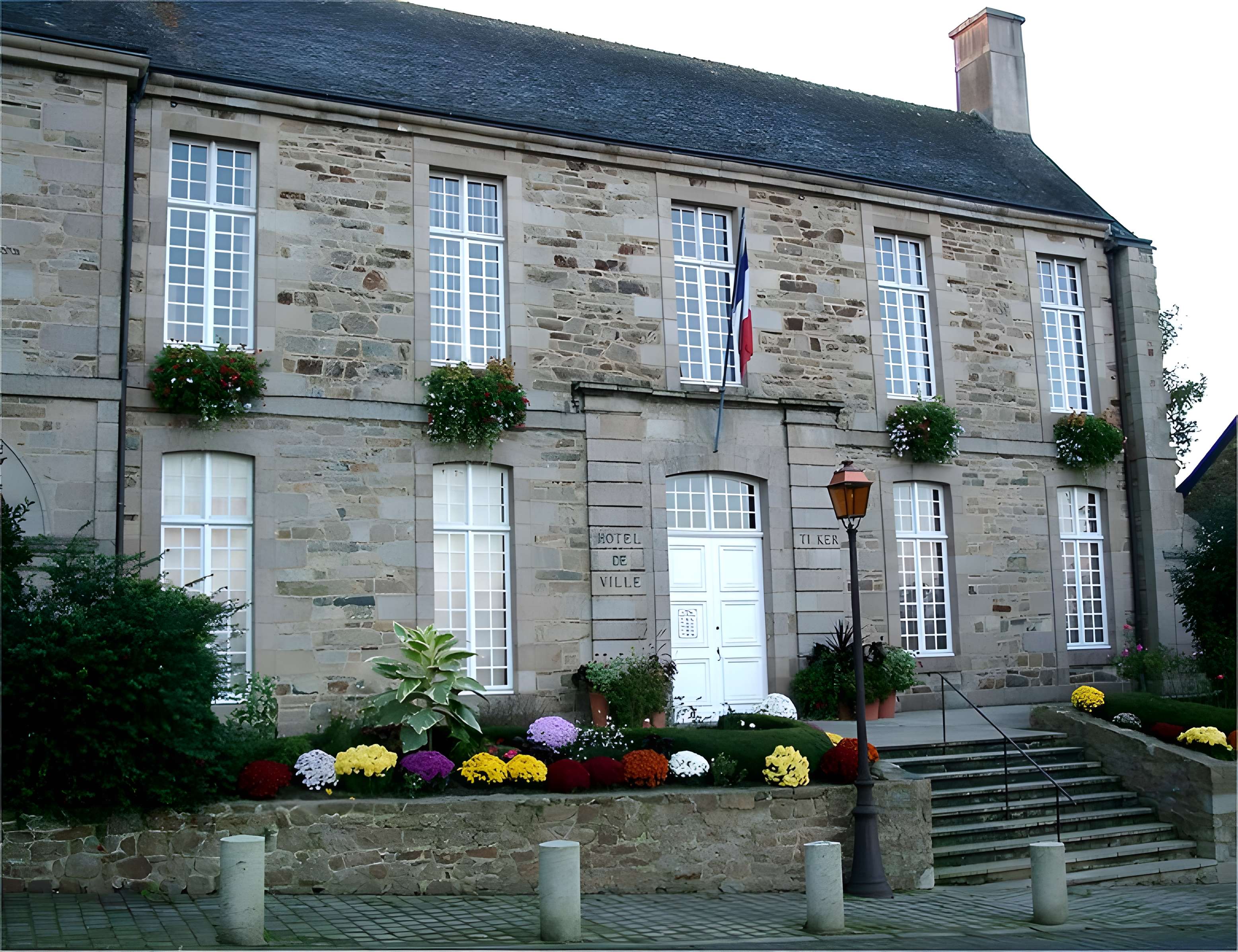 Ancien évêché, actuellement presbytère, mairie et hôtel de ville