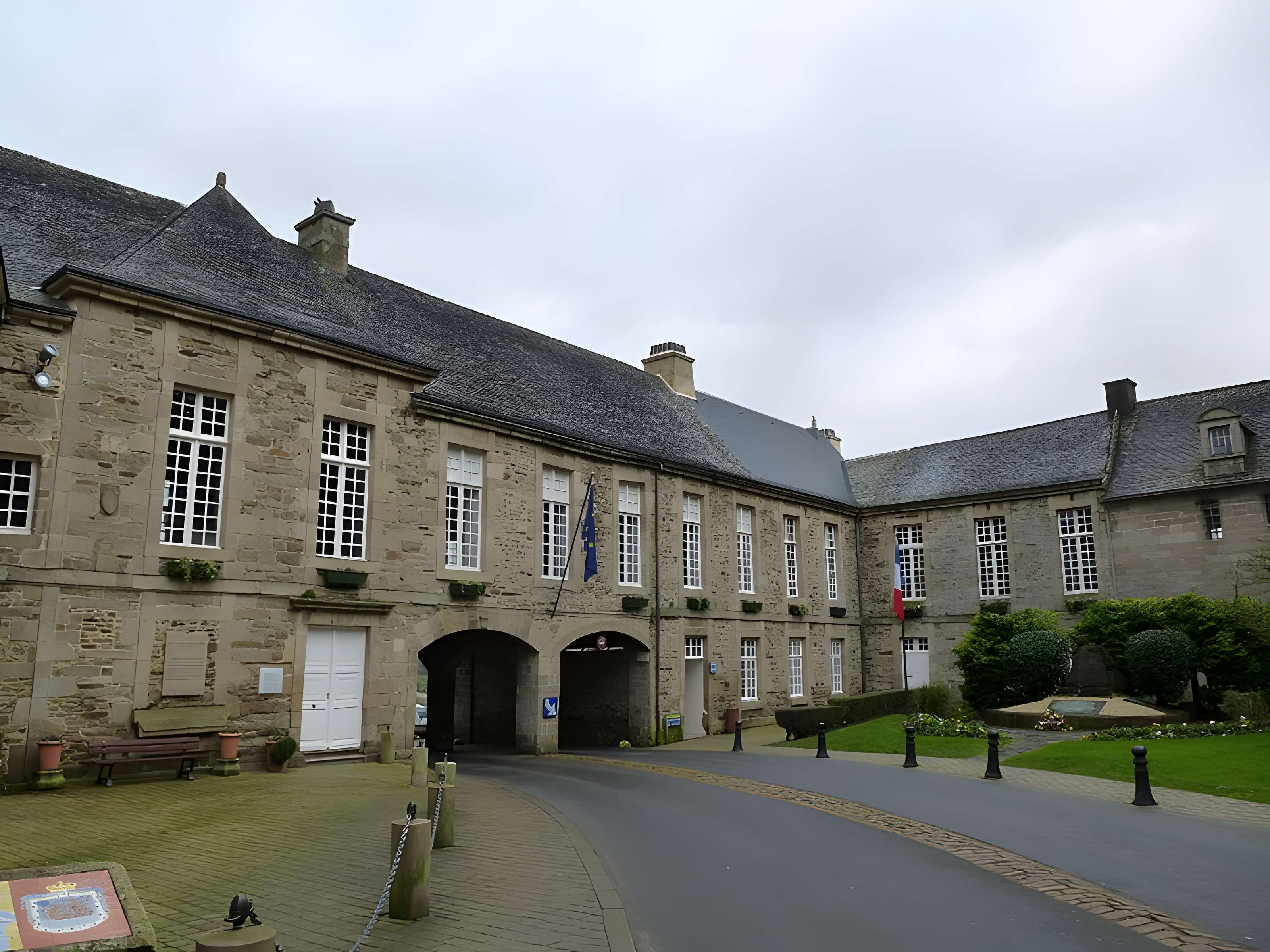 Ancien évêché, actuellement presbytère, mairie et hôtel de ville