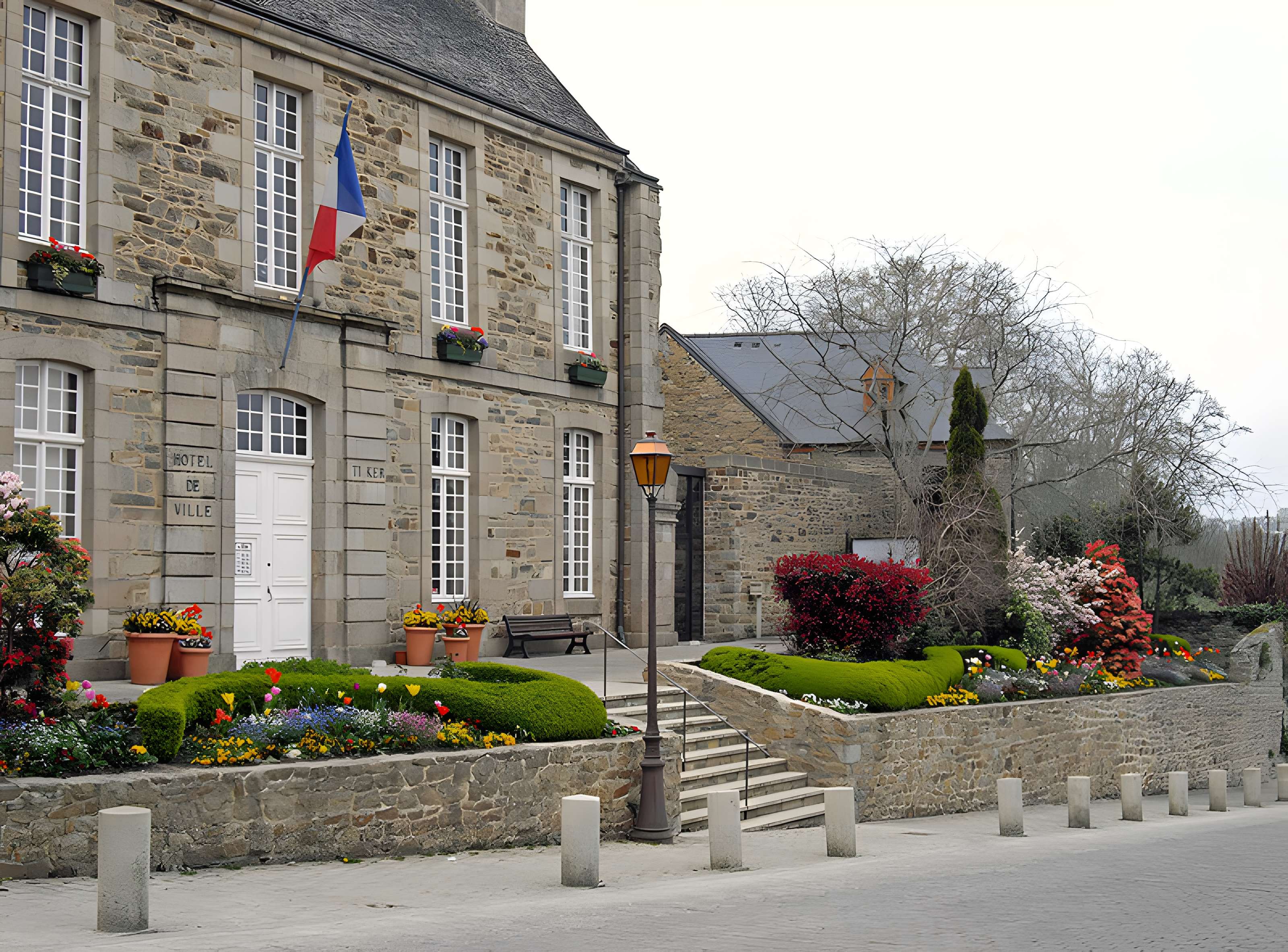 Ancien évêché, actuellement presbytère, mairie et hôtel de ville