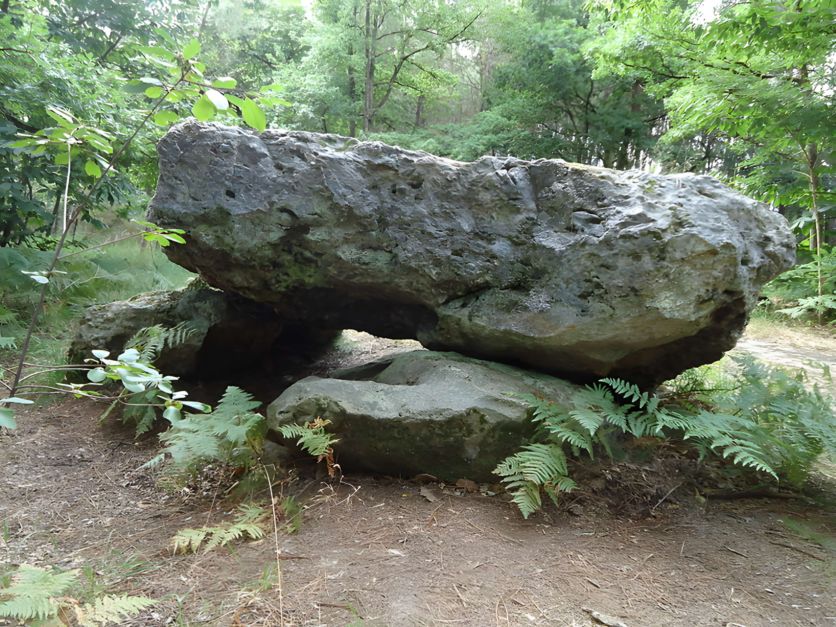 Pierre couverte de Parigné-le-Pôlin