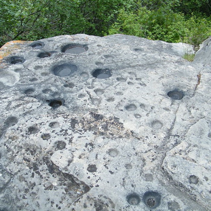 Photo de Pierre à cupules dite Pierre de Chantelouve