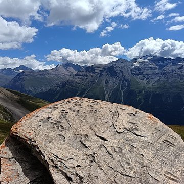 Pierre à cupules dite Pierre de Chantelouve