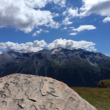 Pierre à cupules dite Pierre de Chantelouve