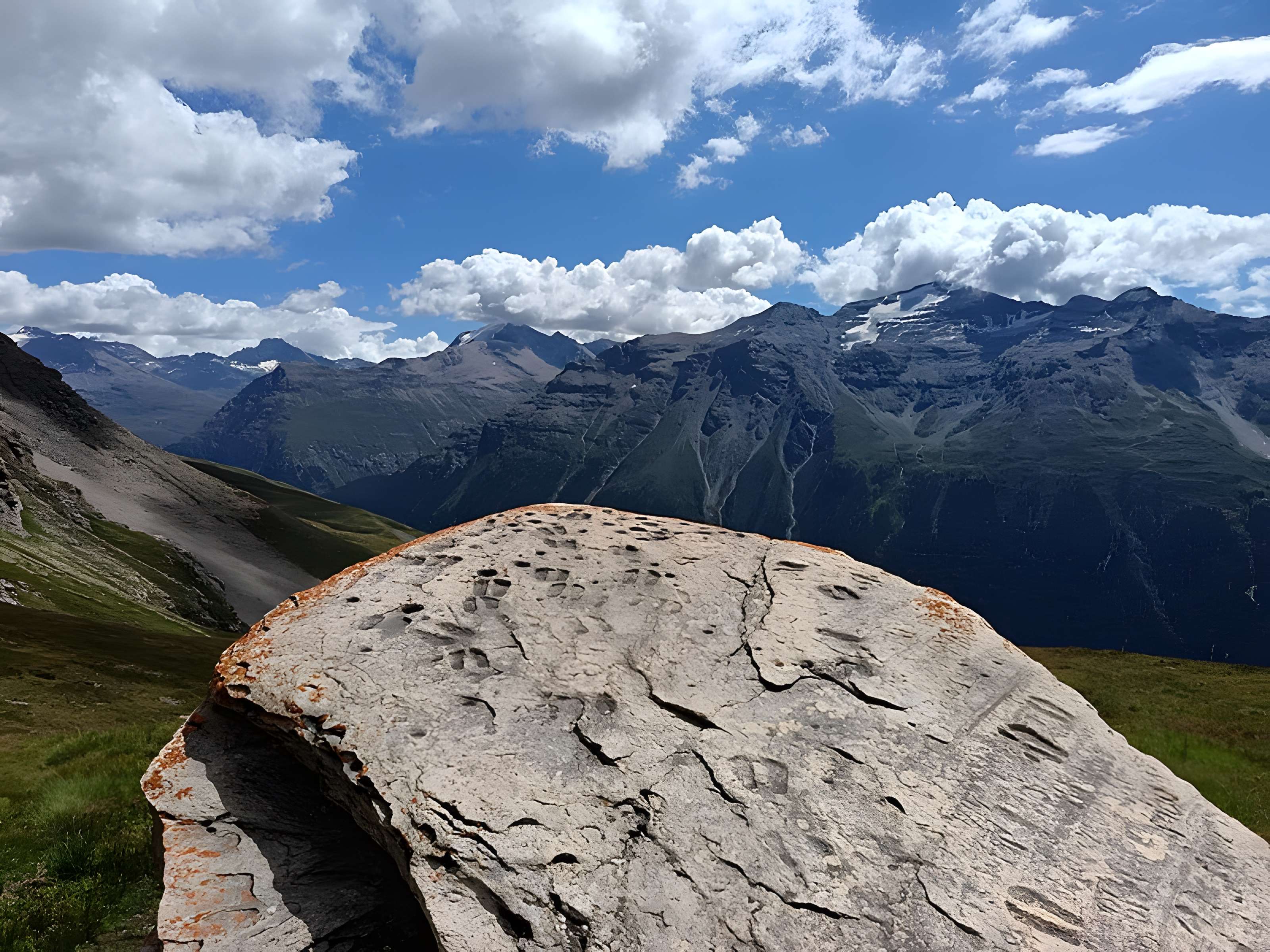 Pierre à cupules dite Pierre de Chantelouve