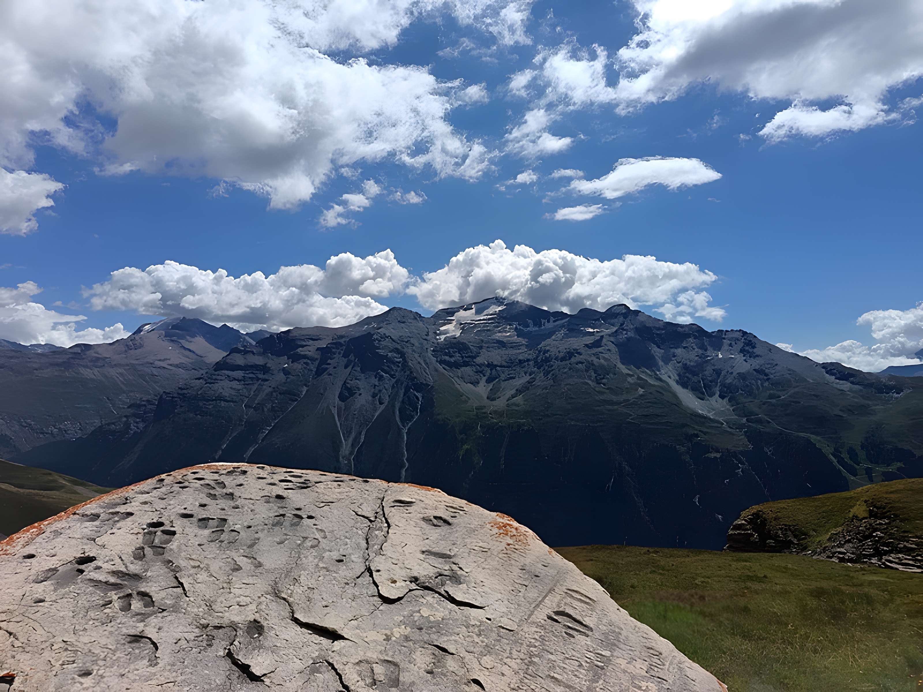 Pierre à cupules dite Pierre de Chantelouve