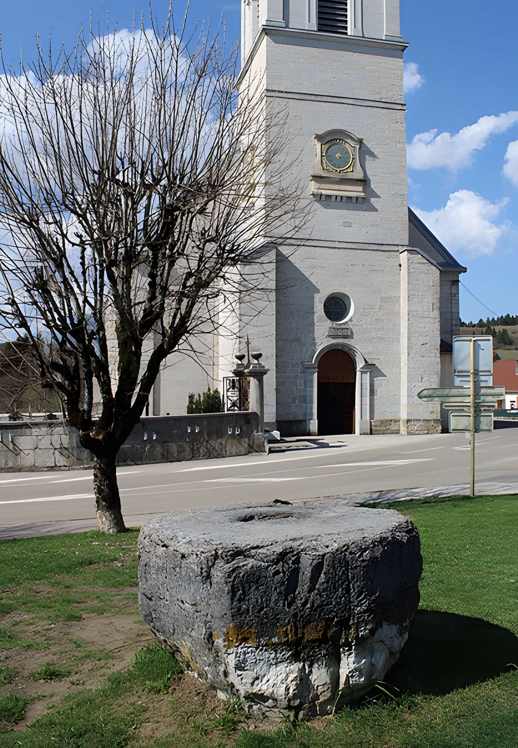 Pierre des redevances de Mouthe