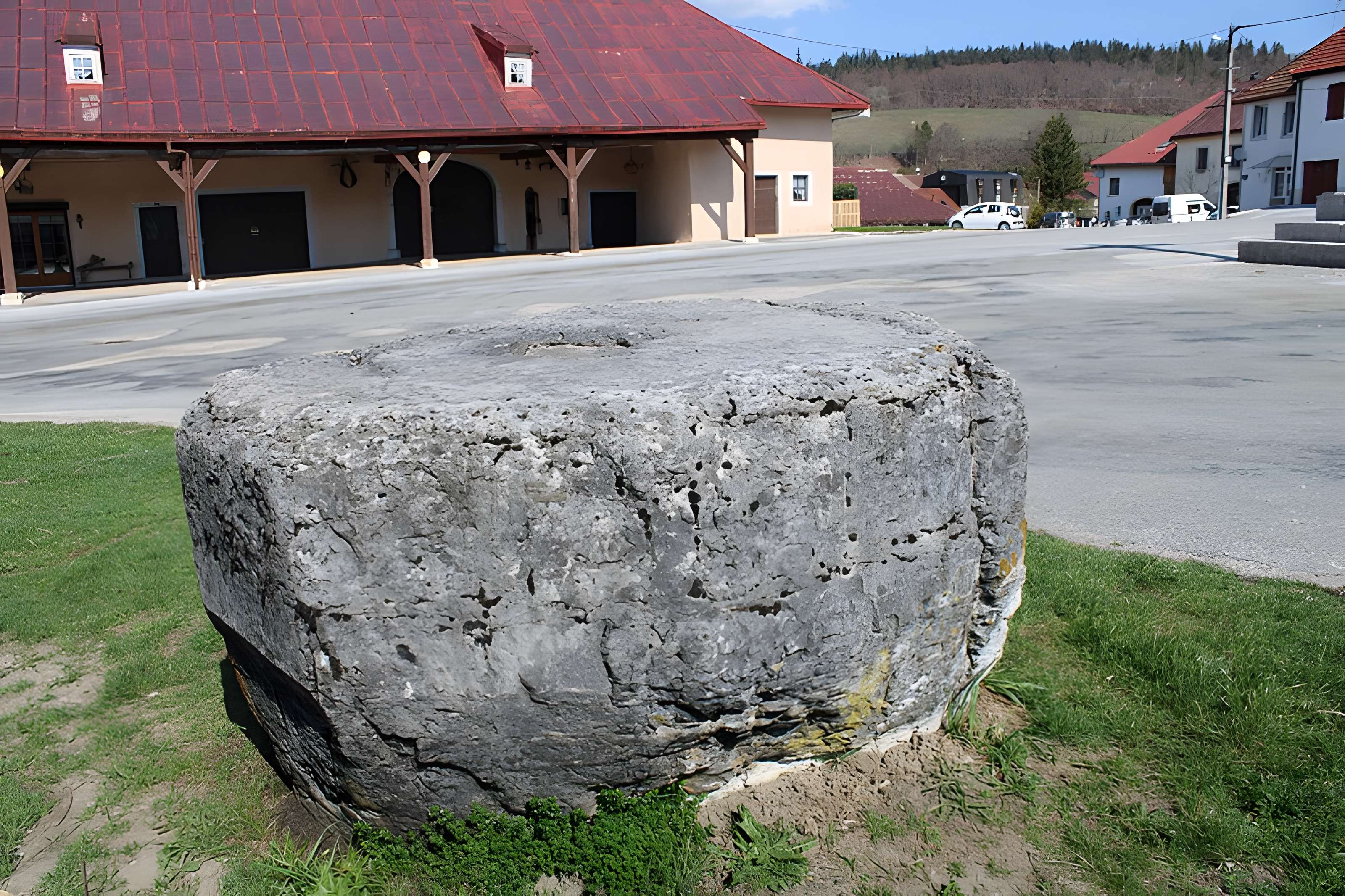 Pierre des redevances de Mouthe