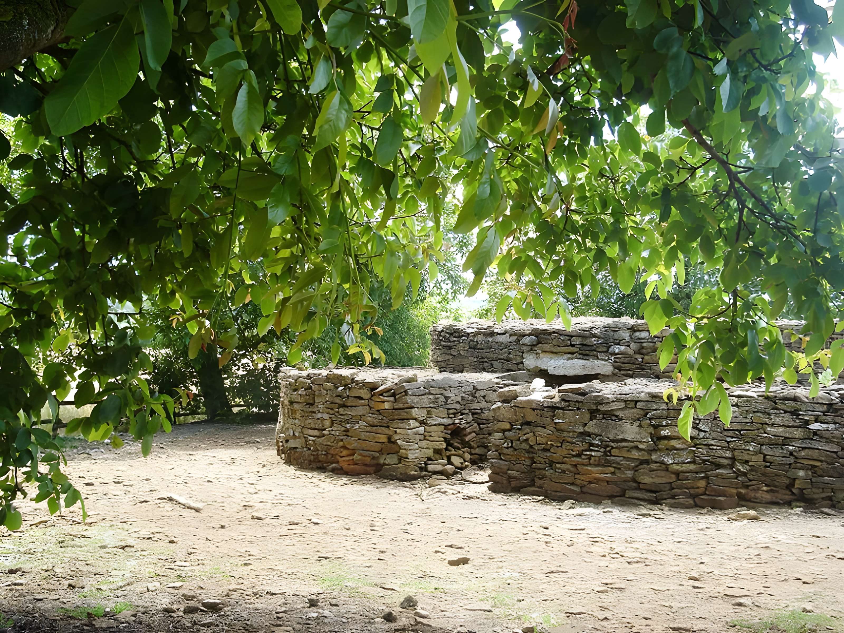 Pierre Folle des Cous de Bazoges-en-Pareds