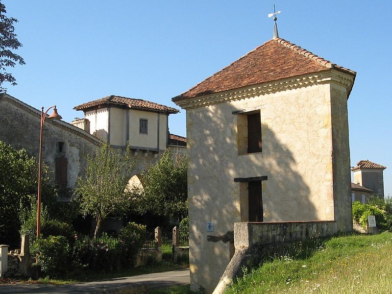 Photo de Pigeonnier octroi et fontaine à Maignaut-Tauzia