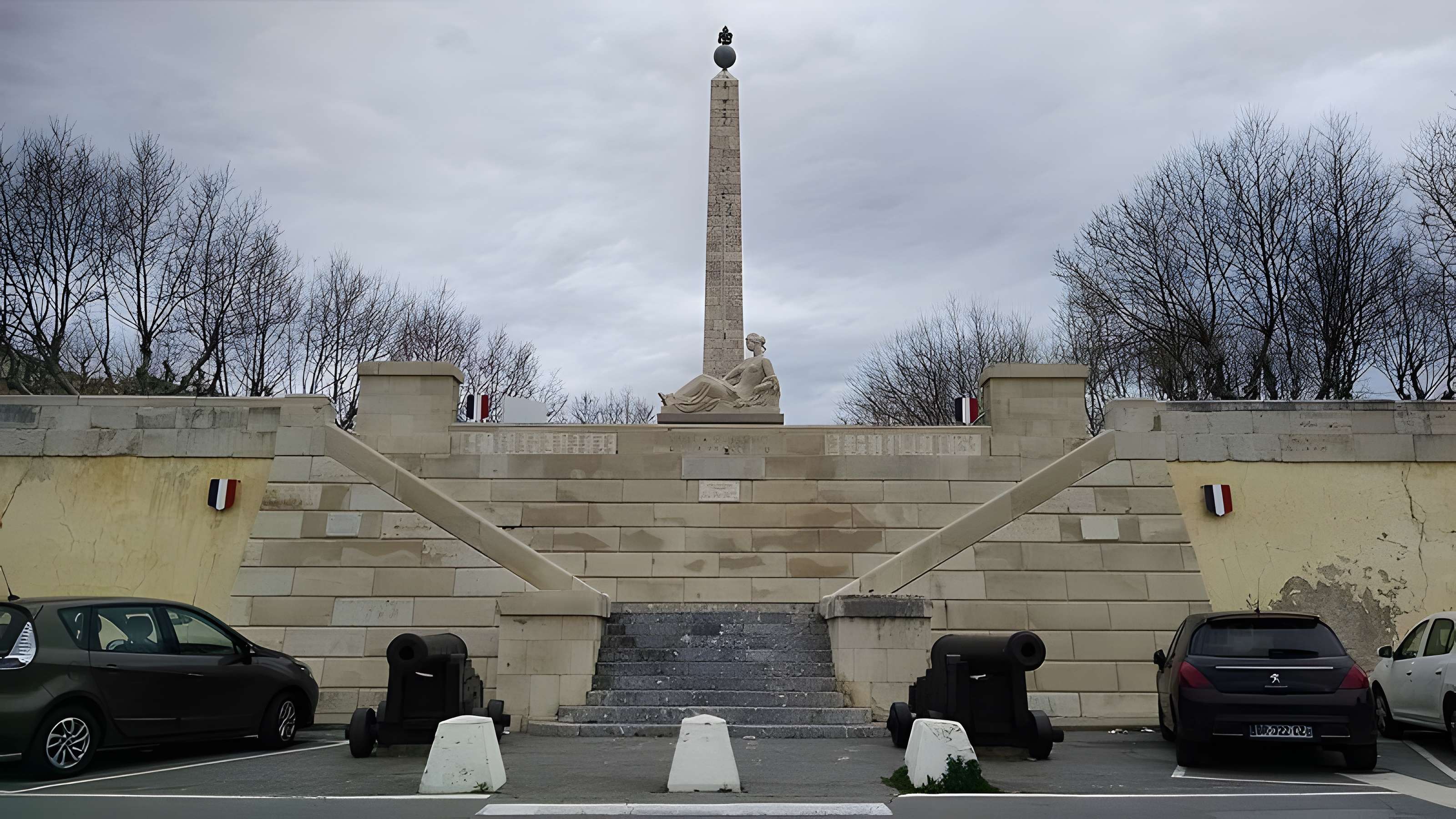 Place de l'Obélisque à Port-Vendres