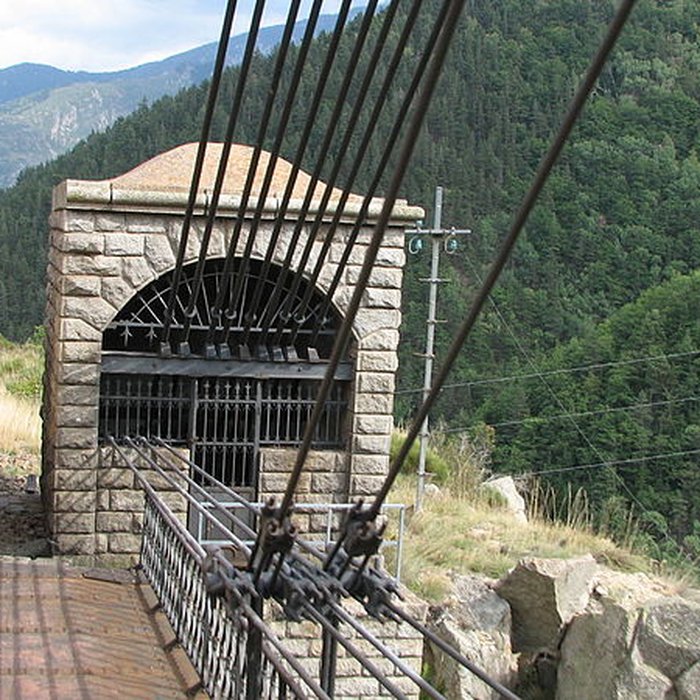 Photo de Pont Gisclard et stèle commémorative