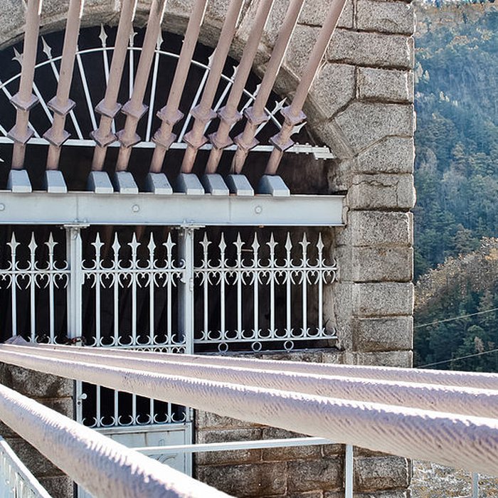 Photo de Pont Gisclard et stèle commémorative