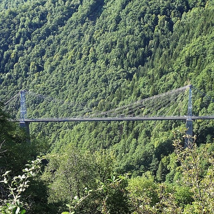 Photo de Pont Gisclard et stèle commémorative