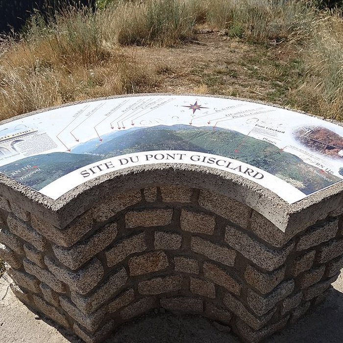 Photo de Pont Gisclard et stèle commémorative