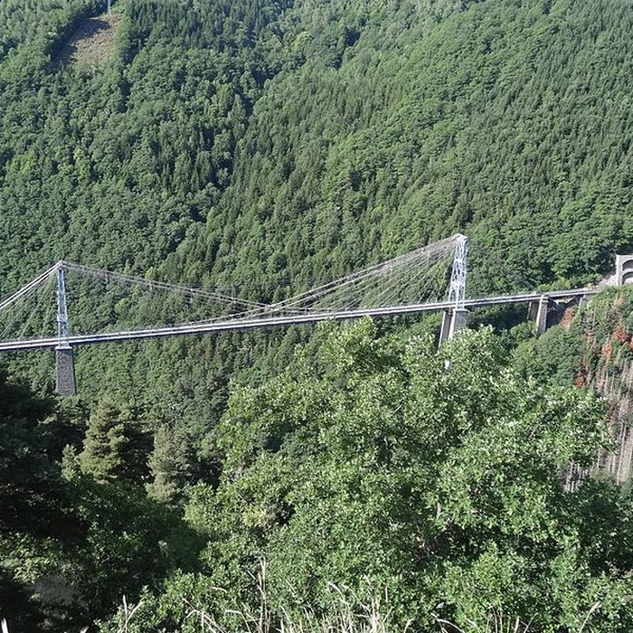 Photo de Pont Gisclard et stèle commémorative