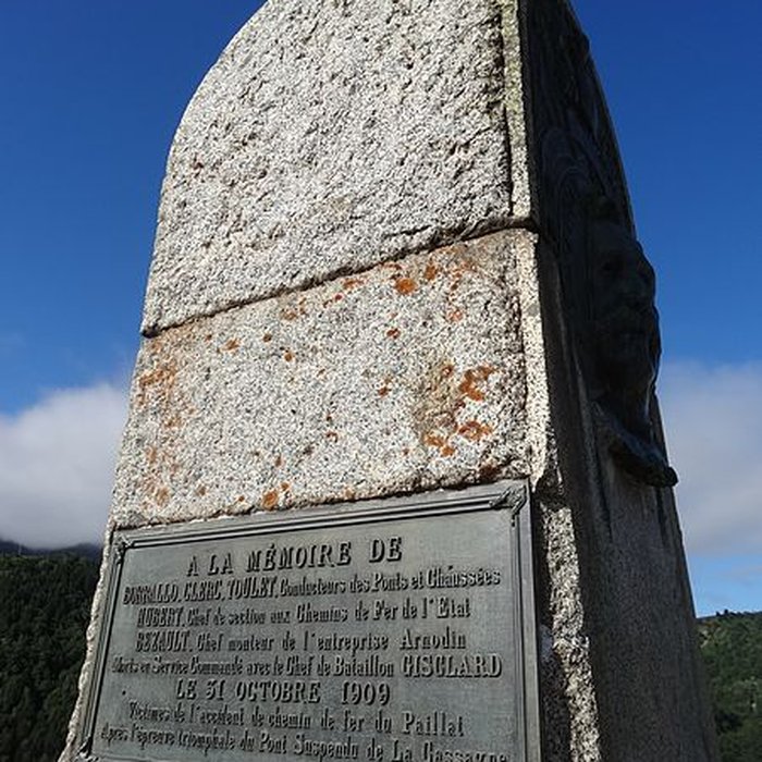 Photo de Pont Gisclard et stèle commémorative