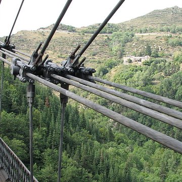 Pont Gisclard et stèle commémorative