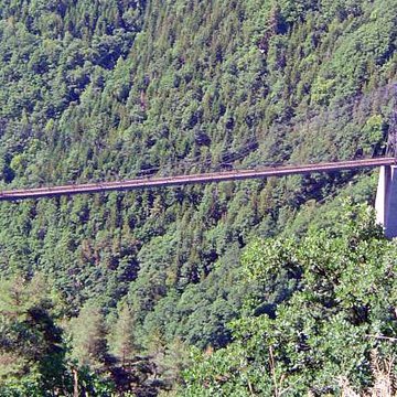 Pont Gisclard et stèle commémorative