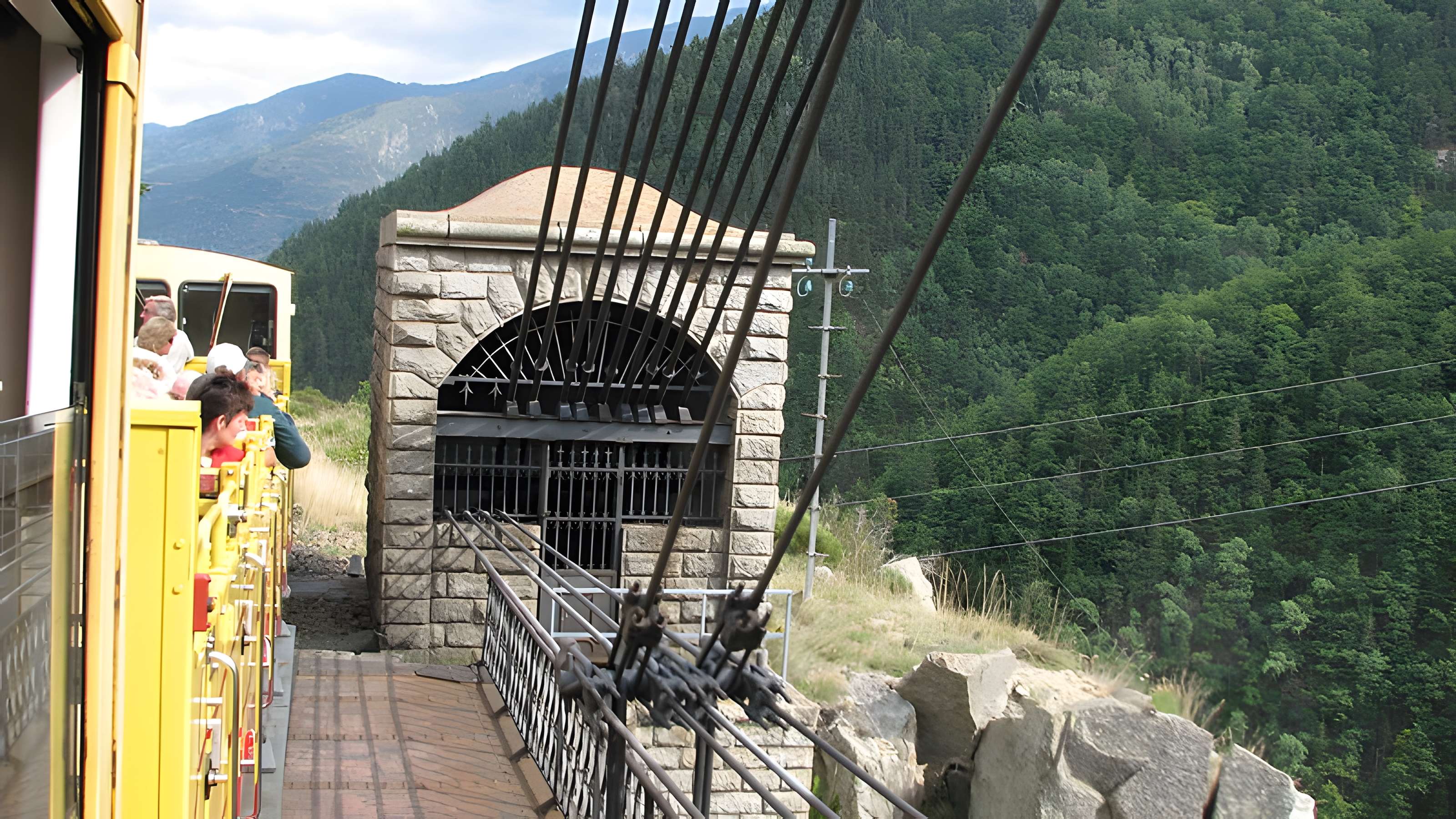 Pont Gisclard et stèle commémorative