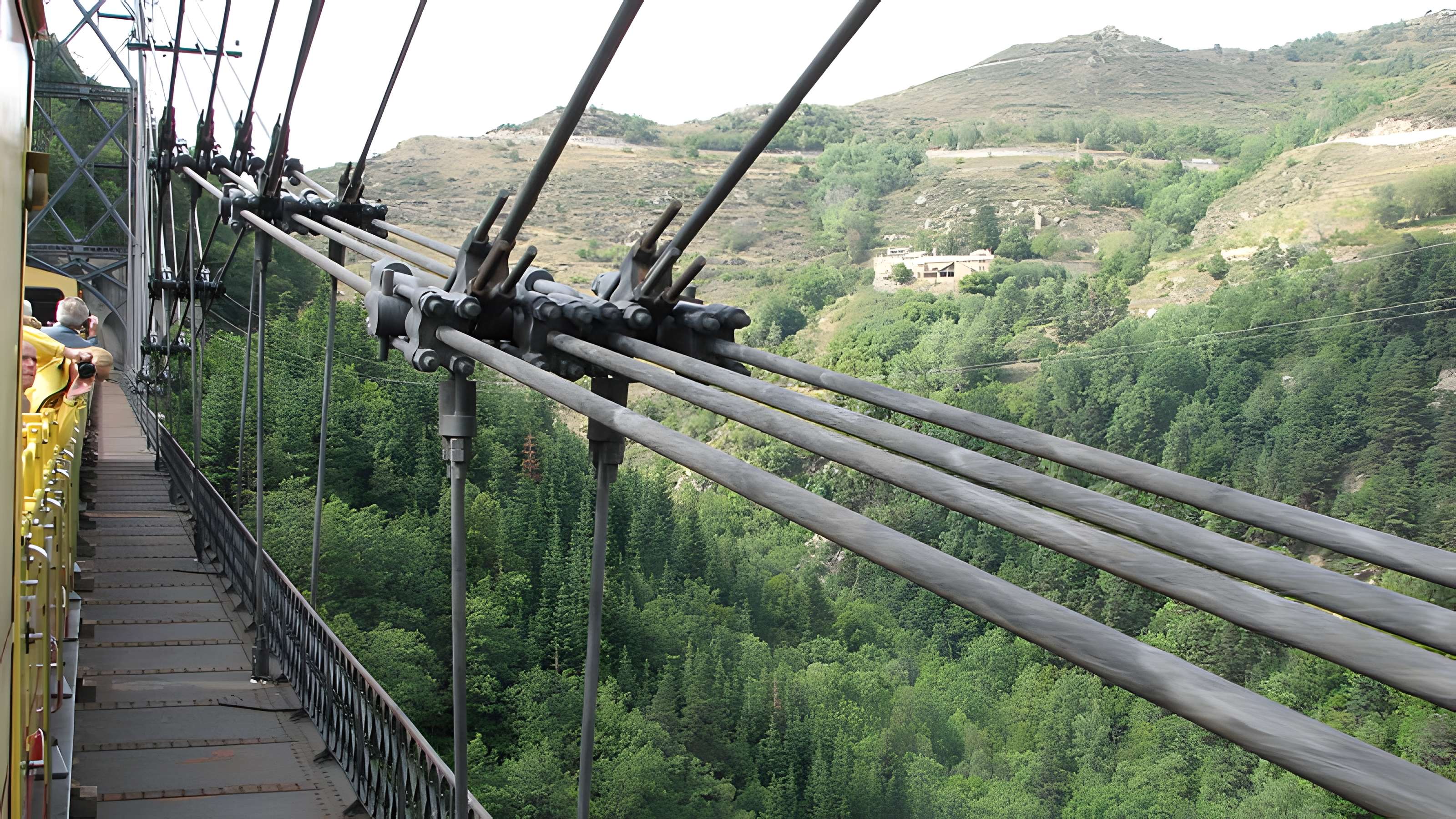 Pont Gisclard et stèle commémorative