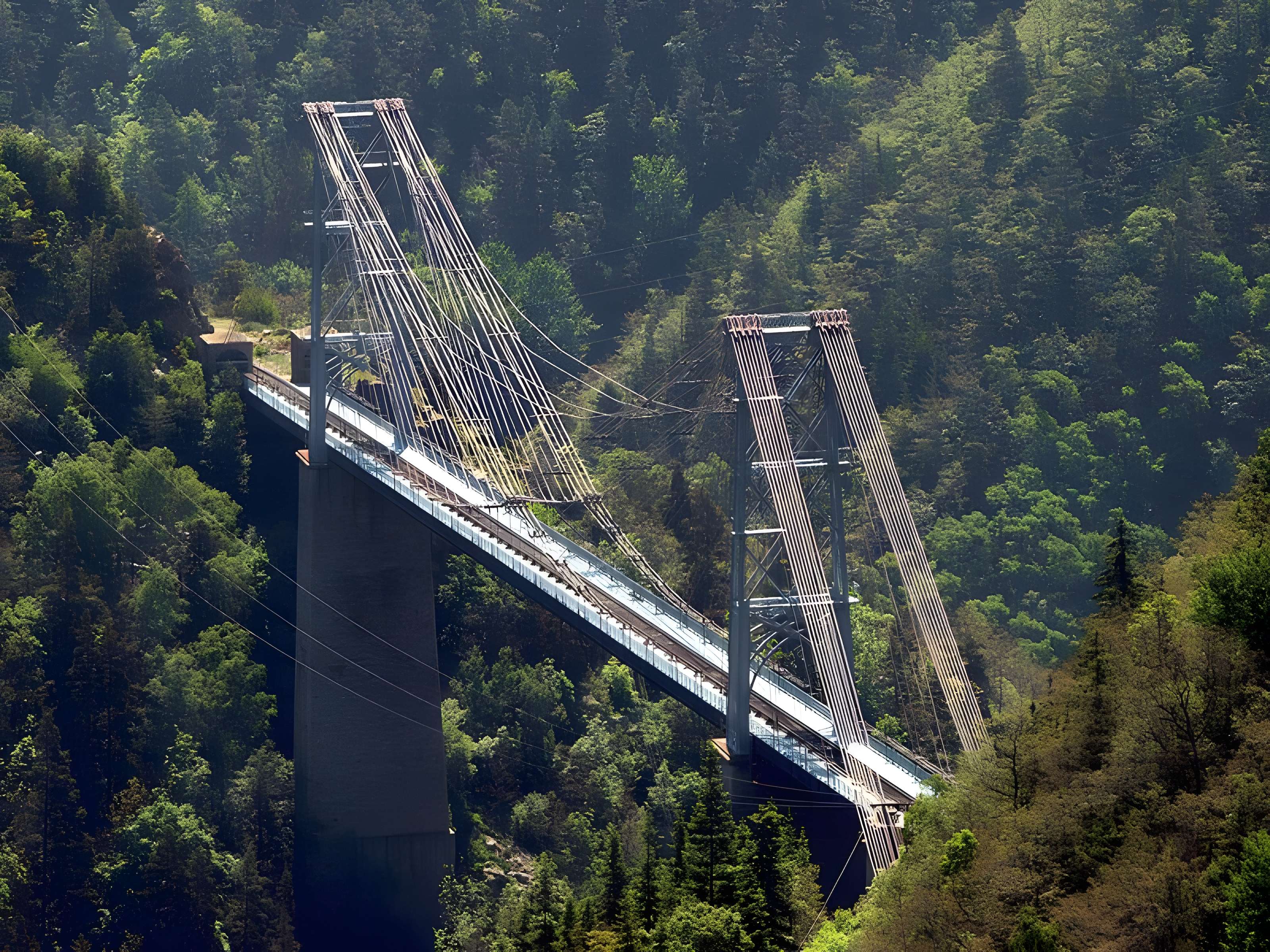 Pont Gisclard et stèle commémorative