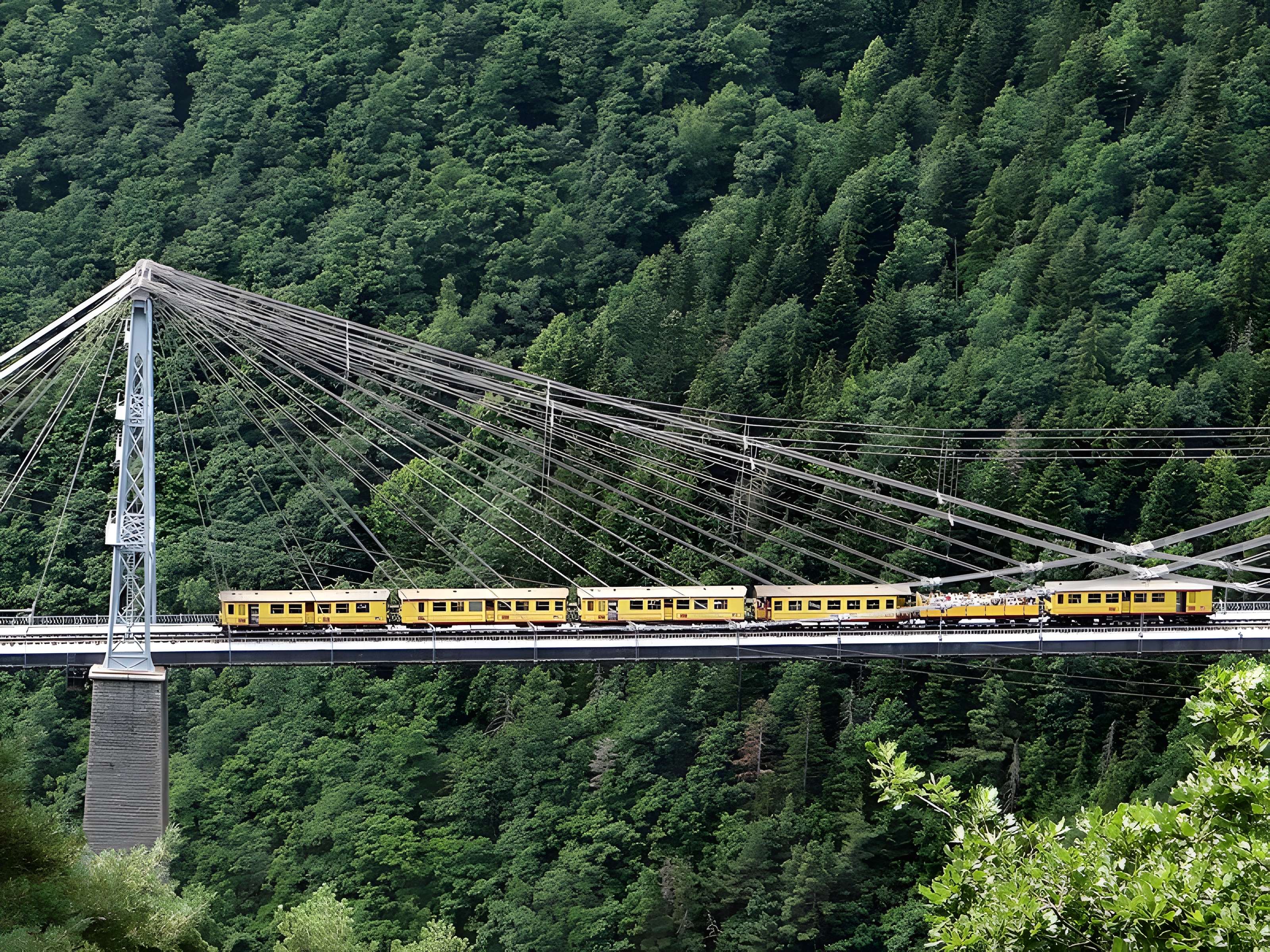 Pont Gisclard et stèle commémorative