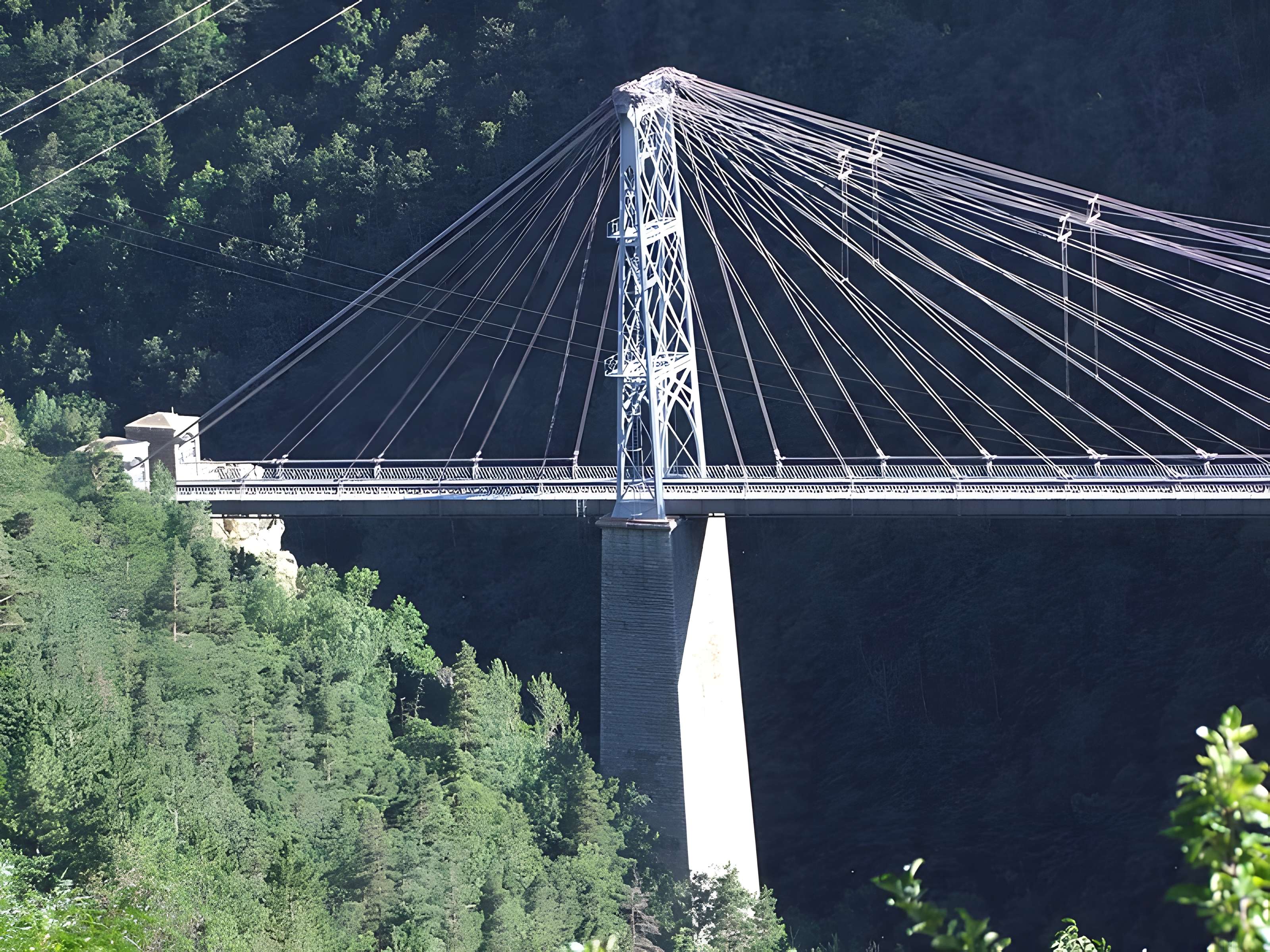 Pont Gisclard et stèle commémorative