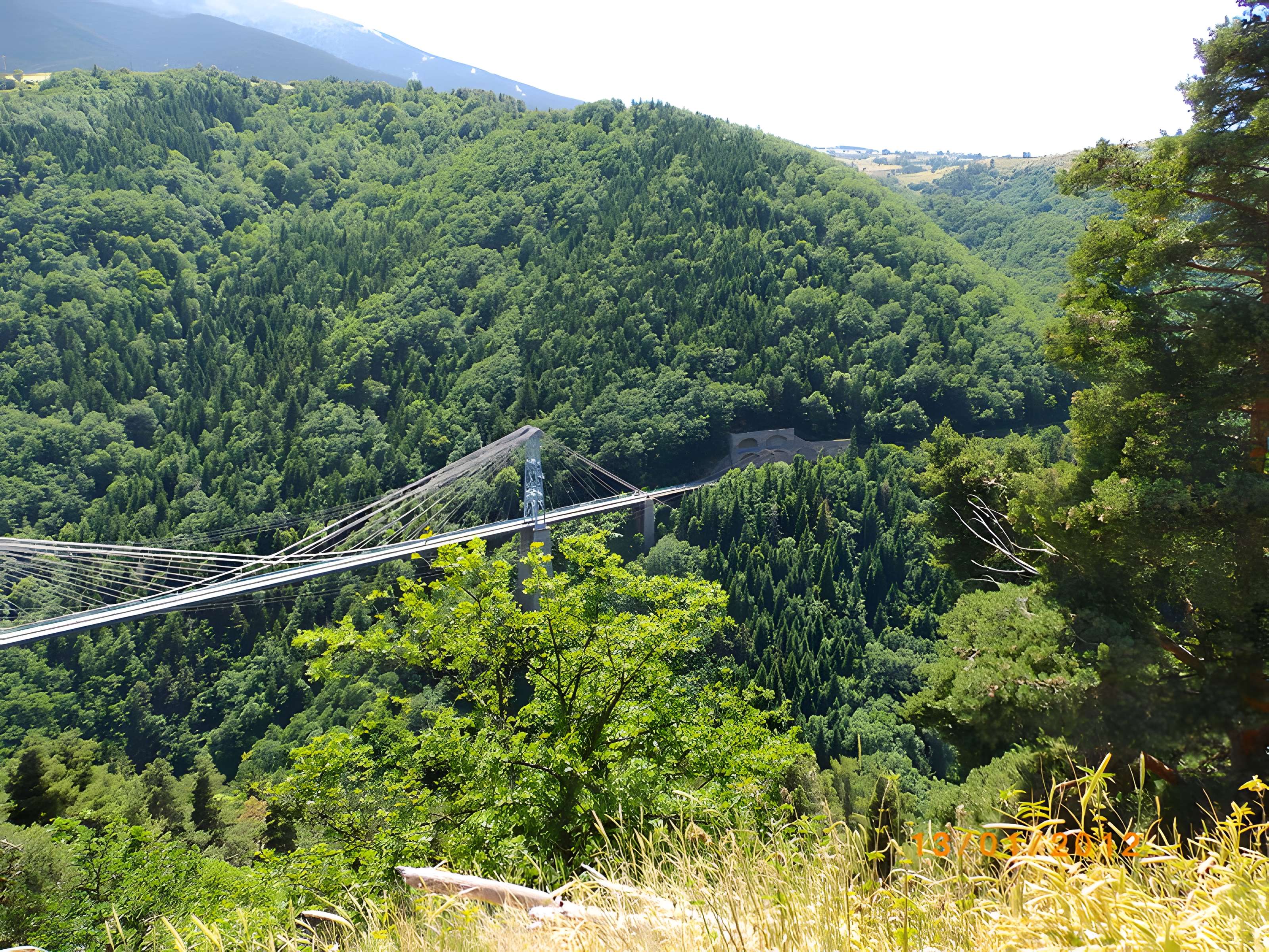 Pont Gisclard et stèle commémorative