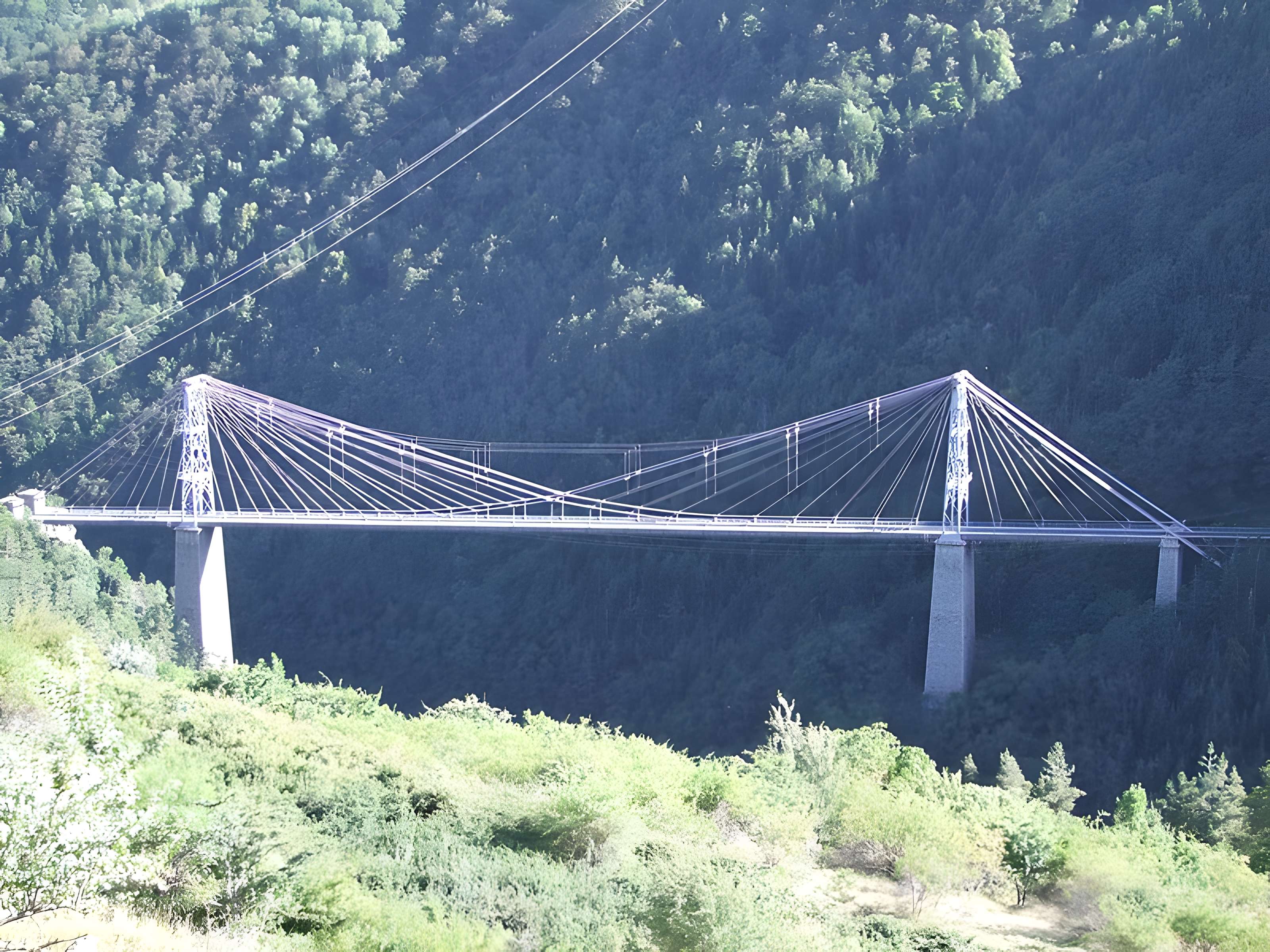Pont Gisclard et stèle commémorative