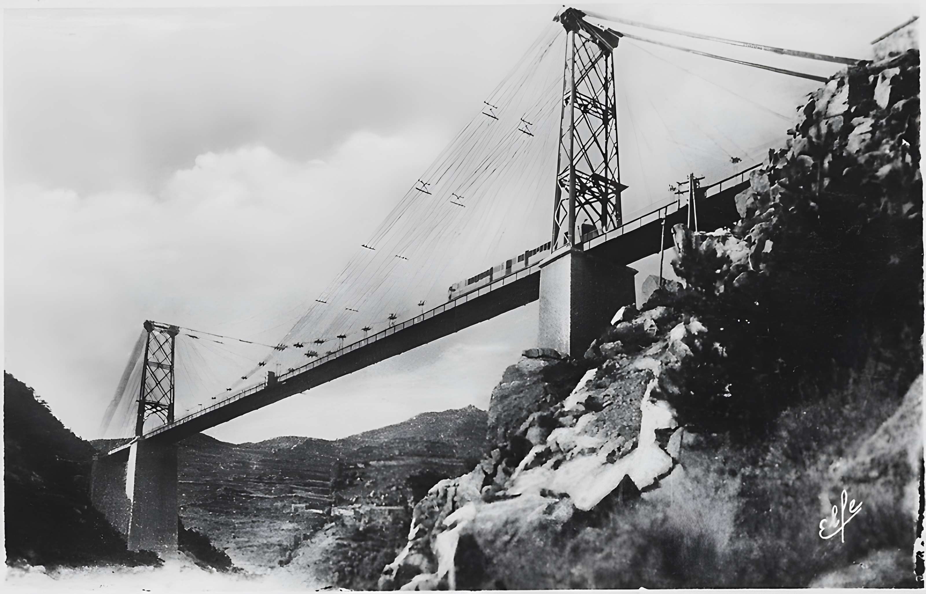 Pont Gisclard et stèle commémorative